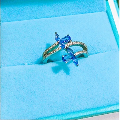 Anillo trebol celeste en plata .925 y circonias cubicas talla 5.5